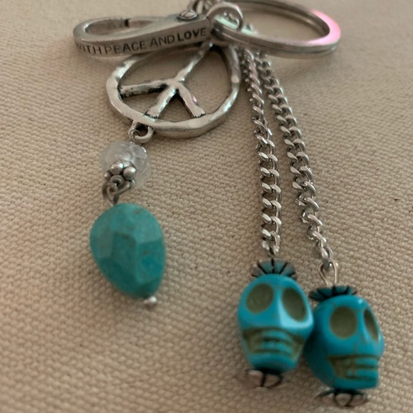 Keychain with peace sign and Howlite skeletons - Picture 2 of 3